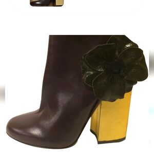 Laurence Dacade leather ankle boots w/ flower embellishment gold block heel SZ 7